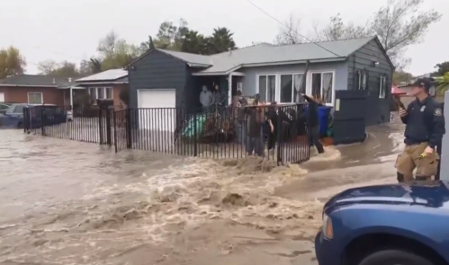 圣地亚哥进入紧急状态，创纪录暴雨全城瘫痪，数百人求救