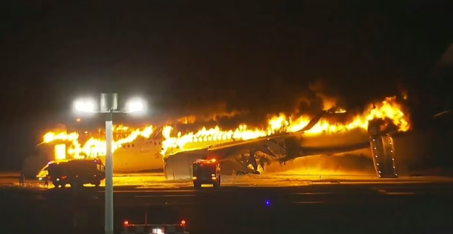 突發空難！載379人客機降落時相撞 秒變巨大火球 燒成灰燼 飛機爆炸