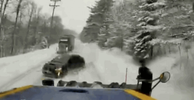美國私家車暴雪中超車 下秒迎頭撞上鏟雪車 當場被劈兩半