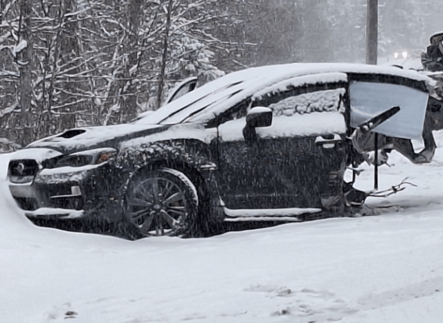 美国私家车暴雪中超车 下秒迎头撞上铲雪车 当场被劈两半