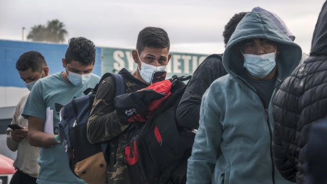 圣地亚哥恢复街头释放非法移民，数百人涌入交通中心