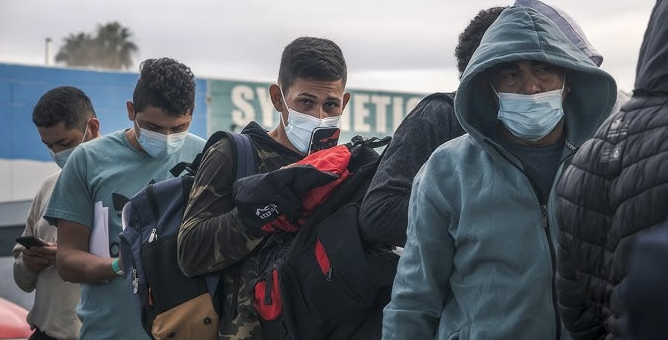 聖地亞哥恢復街頭釋放非法移民，數百人湧入交通中心