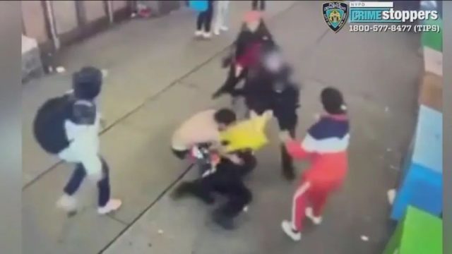 太嚣张！纽约闹市群殴华人警察，非法移民无保释放后逃往加州