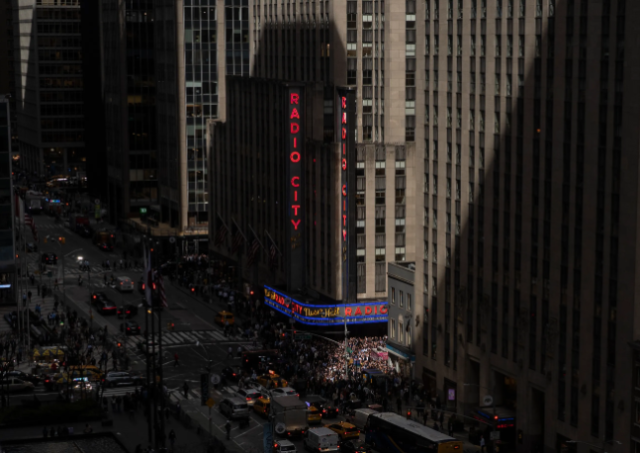 日全食上演 纽约人全跑到街上 全美上亿人抬头看