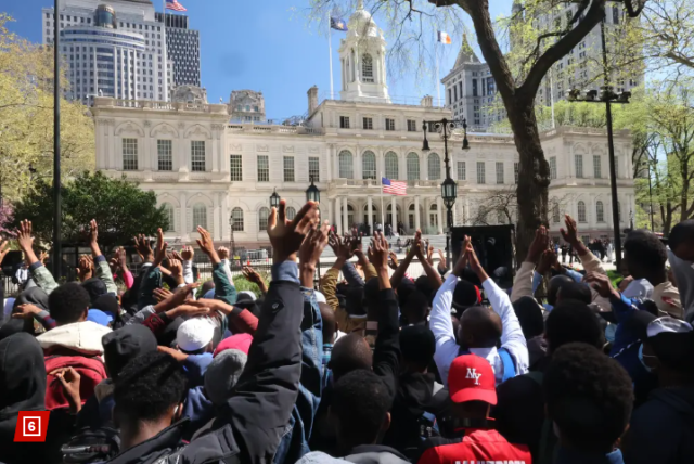 听闻“露面就发绿卡”，上千黑人“包围”纽约市议会厅！马斯克为合法移民发声！