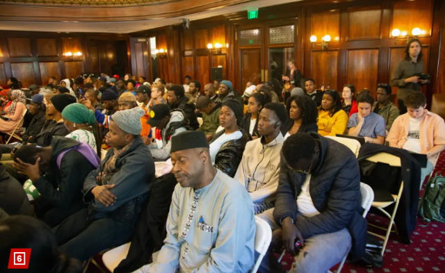 聽聞「露面就發綠卡」，上千黑人「包圍」紐約市議會廳！馬斯克為合法移民發聲！