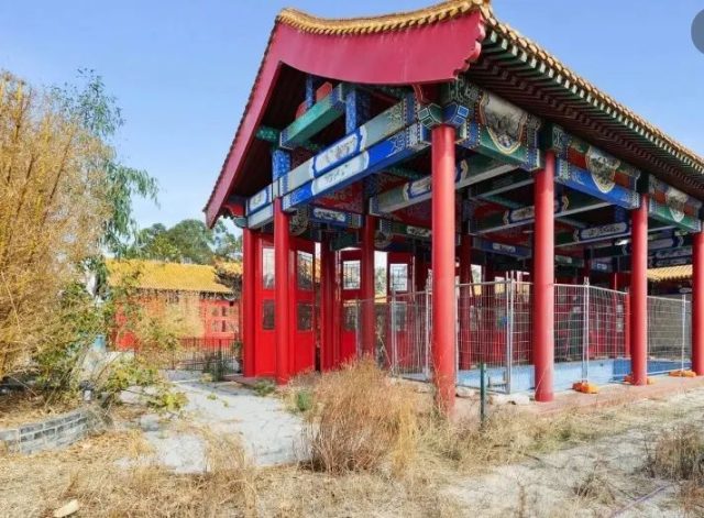 华人富豪花几千万美元从中国运建材，建造了两座”宫殿“，如今荒废急需跳楼价出售