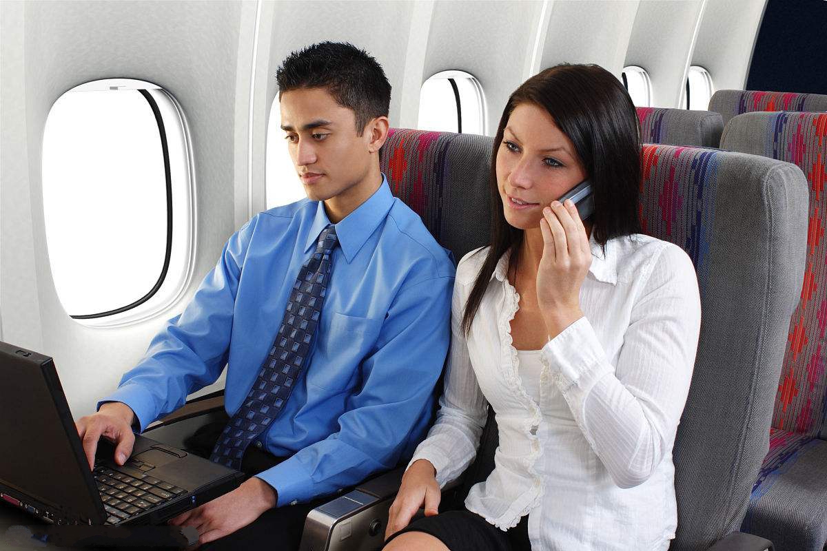 Самолет надо купить. Телефон в самолете. Этикет в самолете. Деловой человек в самолете. Разговор по телефону в самолете.