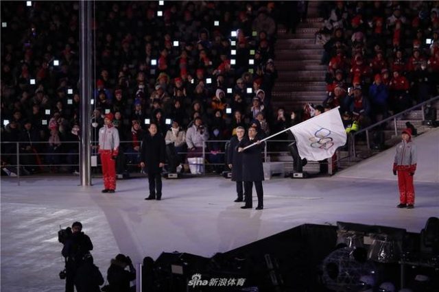 平昌冬奥会闭幕 北京接过奥运匹克会旗 “北京8分钟”惊艳世界