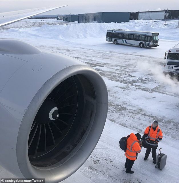 United班機機械故障，旅客機內受困超過14小時，機外零下20度...