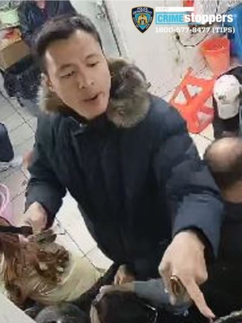 通缉令！3男持刀枪劫纽约华埠杂货店 11人现金首饰被抢