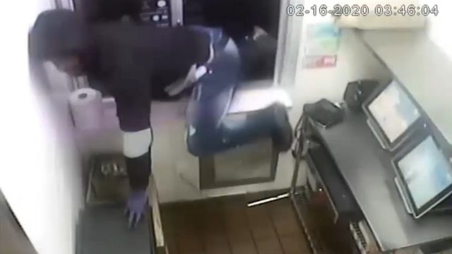 纽约三男凌晨翻窗抢劫麦当劳 00疑装塑料袋逃跑