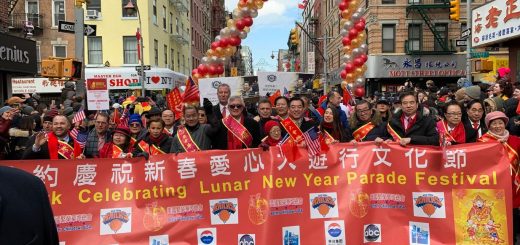 纽约华埠新春花车游行 杨安泽支持者走方队