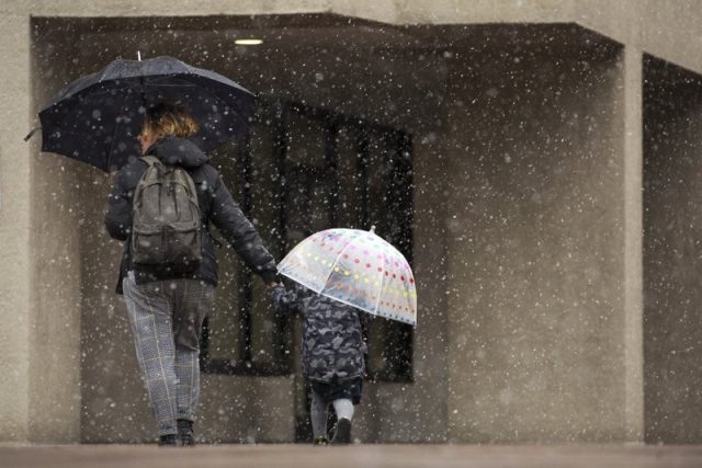 冬季风暴袭美东影响逾千万人 南部降雨不断洪涝不退