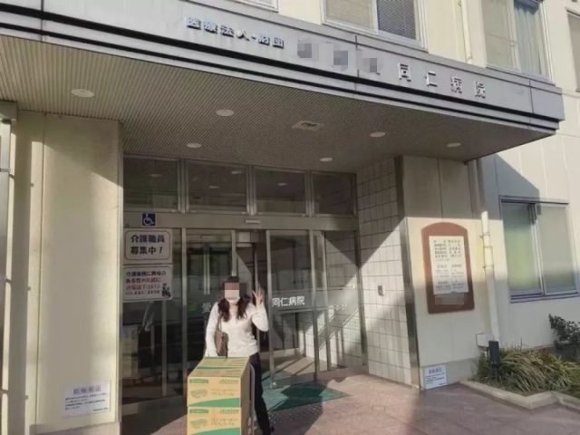 怒! 华人女子背LV疯抢口罩 倒卖后狠赚2000万 晒成捆现金炫富!