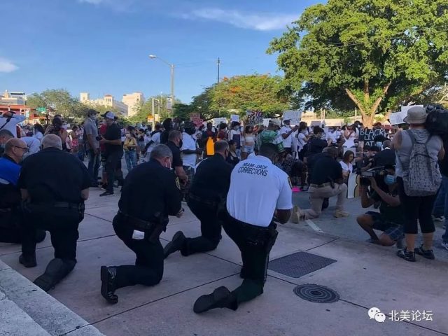 美國各地警察單膝下跪祈求和解 停止戰亂！暴亂後的美國: 有人破壞就有人重建！