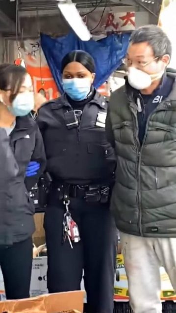 美国唐人街海鲜市场中国雇员劝说顾客戴口罩，与其发生冲突竟被捕