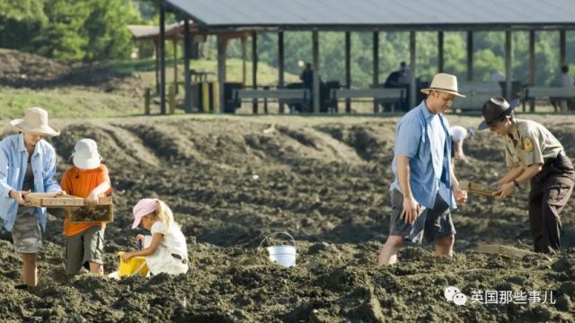 去公園打卡順手撿了顆9克拉的大鑽石…這運氣簡直了！