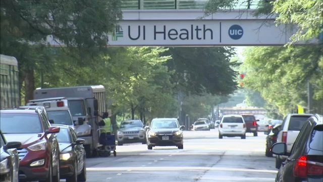 今天，800多名护士在芝加哥伊利诺斯大学医院举行罢工