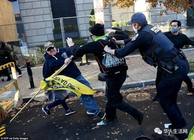 抗议！抗疫！美双警戒线失控！华盛顿DC数万人大游行，川普车队绕行自由广场！