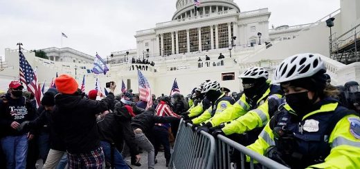 突发！华盛顿大乱！川普支持者冲进国会！有人遭枪杀，点票叫停！国民警卫队进入，全城宵禁！