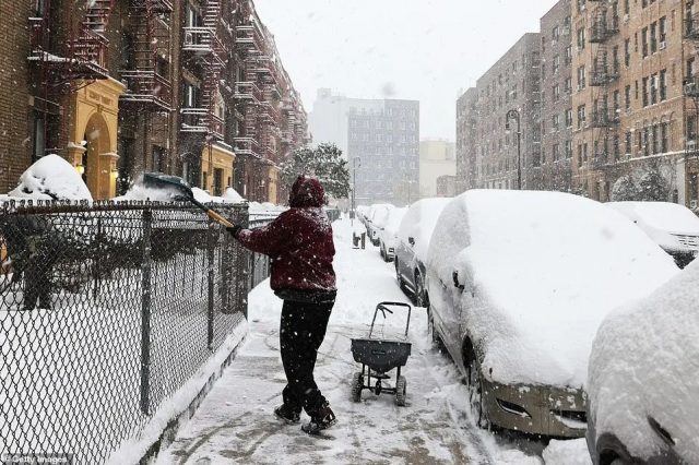 恐怖! 破纪录雪灾席卷北美 疫苗接种被迫中断 民众冒毒扎堆打雪仗!