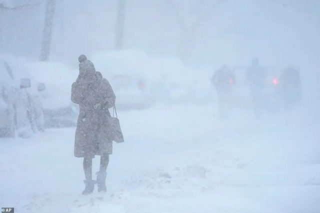 恐怖! 破纪录雪灾席卷北美 疫苗接种被迫中断 民众冒毒扎堆打雪仗!