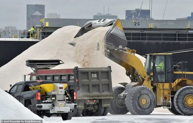 恐怖! 破纪录雪灾席卷北美 疫苗接种被迫中断 民众冒毒扎堆打雪仗!