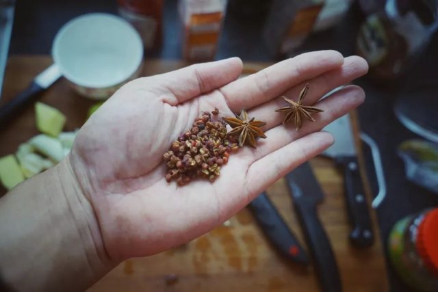 炖鸡时，有人焯水，有人直接炖，都不对！30年鸡汤算是白喝了