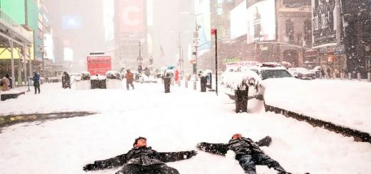 冬季风暴袭美东！多州疫苗中心关闭 航班取消 时报广场变滑雪场