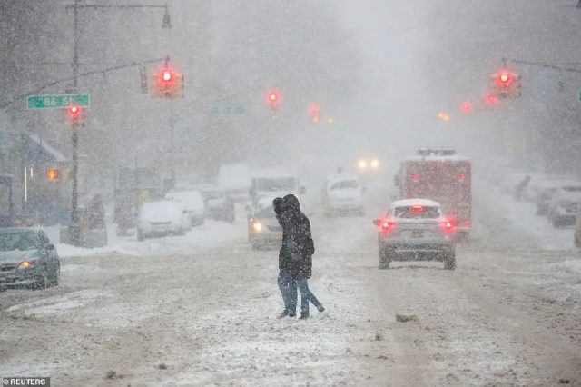 恐怖! 破纪录雪灾席卷北美 疫苗接种被迫中断 民众冒毒扎堆打雪仗!