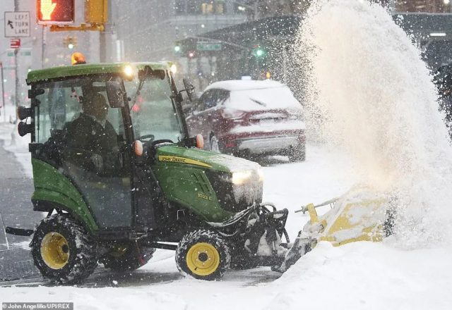 恐怖! 破纪录雪灾席卷北美 疫苗接种被迫中断 民众冒毒扎堆打雪仗!