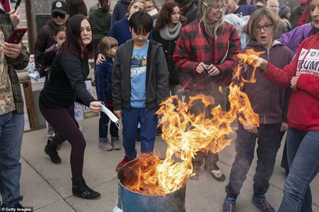 災難! 美國多地解禁! 父母帶著孩子當街燒口罩! 比基尼美女狂歡擁抱 瘋狂開Party!