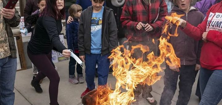 灾难! 美国多地解禁! 父母带着孩子当街烧口罩! 比基尼美女狂欢拥抱 疯狂开Party!