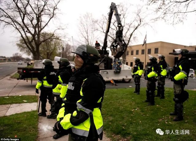 宵禁！全州進入緊急狀態，國民自衛隊進駐！又是明州！警察掏錯槍殺死黑人嫌犯！