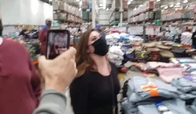 憤怒！曝仇恨事件，韓裔女與白人男友大鬧Costco，身穿辱華上衣，爬上貨架叫囂：華人滾出美國！