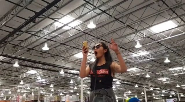 憤怒！曝仇恨事件，韓裔女與白人男友大鬧Costco，身穿辱華上衣，爬上貨架叫囂：華人滾出美國！