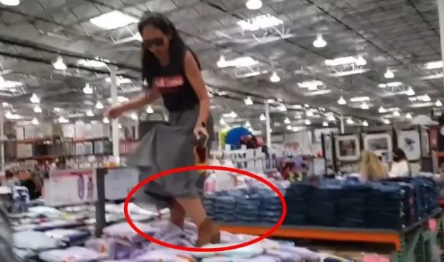 憤怒！曝仇恨事件，韓裔女與白人男友大鬧Costco，身穿辱華上衣，爬上貨架叫囂：華人滾出美國！