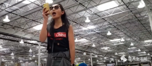 憤怒！曝仇恨事件，韓裔女與白人男友大鬧Costco，身穿辱華上衣，爬上貨架叫囂：華人滾出美國！