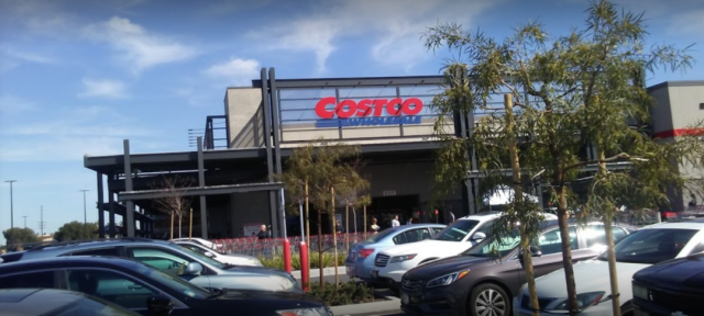 憤怒！曝仇恨事件，韓裔女與白人男友大鬧Costco，身穿辱華上衣，爬上貨架叫囂：華人滾出美國！