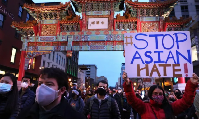 气炸! 华裔博士1家3口散步遭攻击 人被暴打到骨折! 种族仇恨者竟这么狂了!