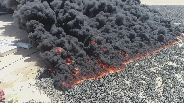 「輪胎墳墓」爆發可怕火災，滾滾黑煙遮天蔽日，從太空都能看到！