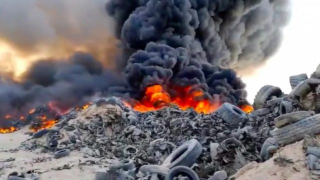 「輪胎墳墓」爆發可怕火災，滾滾黑煙遮天蔽日，從太空都能看到！