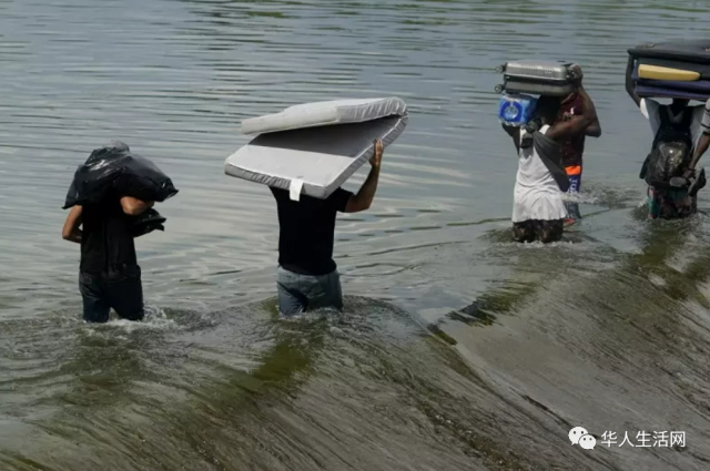 德州宣布緊急狀態！上萬非法移民瘋狂湧入擠爆邊境，拜登下令驅逐為時已晚！