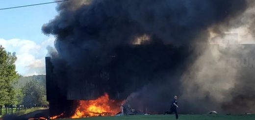 恐怖! $300萬私人飛機撞上大樓 機上4人全部慘死 熊熊大火吞噬建築!