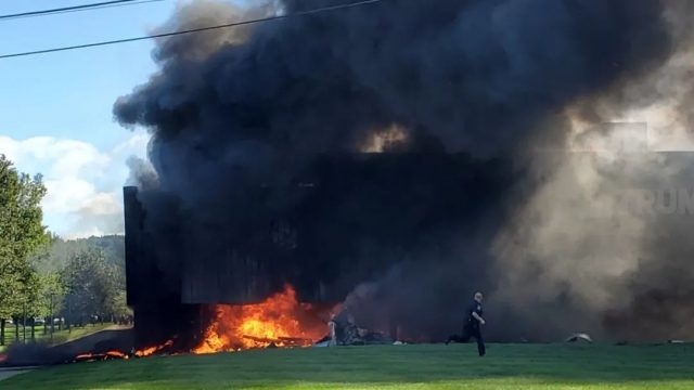 恐怖! 0万私人飞机撞上大楼 机上4人全部惨死 熊熊大火吞噬建筑!