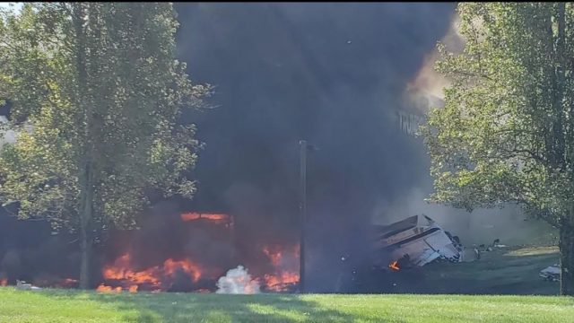 恐怖! 0万私人飞机撞上大楼 机上4人全部惨死 熊熊大火吞噬建筑!