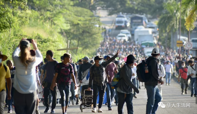 震撼！3000非移組成人牆，沖向美國邊界