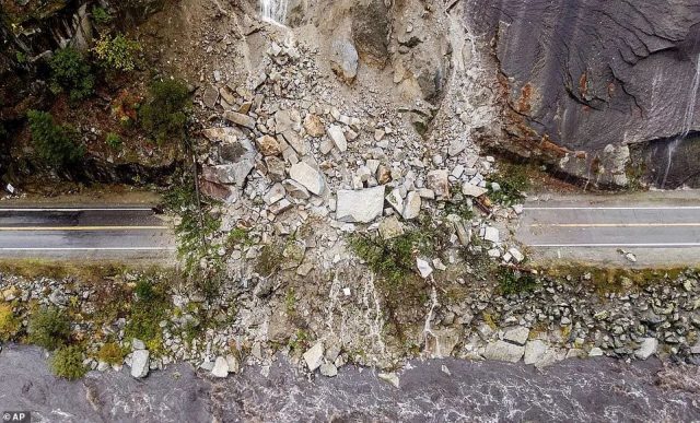 灾难! 44年来最强风暴登陆西海岸! 至少2死 数十万人断电 泥石流断路 卡车被吹翻起火!