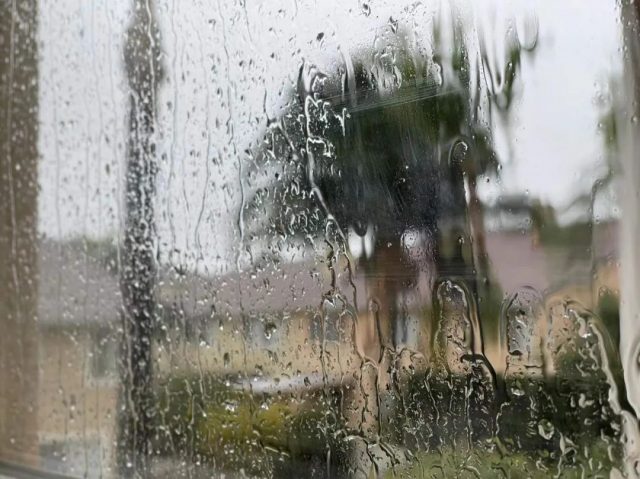 突發！80年最強暴雨，汽車接二連三被洪水沖走，司機失蹤，多地緊急撤離